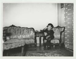 ESKİ TİP TELEFONLA KONUŞAN BAHRİYELİ KIYAFETLİ ÇOCUK FOTOĞRAFI...