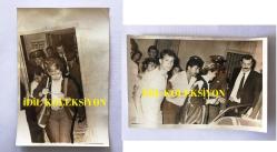 EMEL SAYIN'IN ORİJİNAL 2'Lİ FOTOĞRAF SETİ, 18 x 12 m EBADINDA - SİYAH & BEYAZ - EMEL SAYIN BİR KAMU DAİRESİNDEN HALKIN ve POLİSLERİN EŞLİĞİNDE ÇIKARKEN ÇEKİLMİŞ 2 FARKLI KARE, 1980'LER