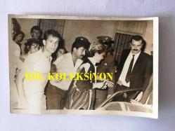 EMEL SAYIN'IN ORİJİNAL 2'Lİ FOTOĞRAF SETİ, 18 x 12 m EBADINDA - SİYAH & BEYAZ - EMEL SAYIN BİR KAMU DAİRESİNDEN HALKIN ve POLİSLERİN EŞLİĞİNDE ÇIKARKEN ÇEKİLMİŞ 2 FARKLI KARE, 1980'LER