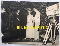 EMEL SAYIN'IN ORİJİNAL BÜYÜK BOY FOTOĞRAFI, 24 x 18 m EBADINDA - SİYAH & BEYAZ - EMEL SAYIN 1960'LARDA SETTE KAMERA KARŞISINDA HAZIRLANIRKEN ÇEKİLMİŞ BİR KARE