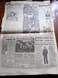 Yeni Sabah Gazetesi - 30 Mayıs 1960 - Sabık Dahiliye Vekili Namık Gedik İntihar Etti - Namık Gedik Kendini Bir Pencereden Atmak Suretiyle Öldü - Batı Dünyası Türkiye'de Durum Güven Verici Diyor - İran Şahı'da Türkiye'deki Hareketi Benimsiyor - Üç Kafadar Fatin Rüştü Zorlu Adnan Menderes ve Namık Gedik Fotoğraf - Sabık Dahiliye Vekili Namık Gedik'in Şu Fotoğraftaki Gülen Yüzünü Gören Azdı - Bayan Zorlu'nun Üzerinde 50 Parça Elmas Bulundu - Pakistan Yeni Hükümetimizi Resmen Tanıdı - Harice Çıkış Durduruldu Giriş Serbest - İzmir'de Kaldırımlara Yazılan Yazı Zulmün Topu Geri Tepti - Hürriyet Şehitleri Abidesini Gençlik Yapacak - Son Bir Aylık Olayların Dünyadaki Akisleri - Time Dergisi O Gece İstanbul Hayalet Şehri Halindeydi Diyor - Hırçın Kız Yazan Serge Dalene Yazı Dizisi - Hayk Hammer Çizen Oğuz Aral - Cafer İle Hürmüz Çizen Altan Erbulak - Osman Bölükbaşı İnkılâbı Destekleyelim Diyor - 17 Yaşındaki Şehit Olan Liseli Nedim Özpulat Ölürken Vatan Sağ Olsun dedi - Besiktaş Takımı