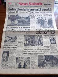 Yeni Sabah Gazetesi - 20 Haziran 1961 - Ankara'da Selde Ölenlerin Sayısı 12 ye Çıktı - Cemal Gürsel 17 Balıkçı Mübadele Edilecektir - Kara Kuvvetleri Komutanı Orgeneral Celal Alkoç Deniz Kuvvetleri Kumandanı Koramiral Zeki Özak Emekliye Sevkedildi - Bu Sene Askeri Okullara Talebe Alınmayacak - Anayasa Davasında Dün Sabıkların Sorgusu Bitti - Adnan Menderes'in Hemşehriliğini Kaldırmayan Kütahya Valisi - Bulgaristan'a Kaçırılan Balıkçılarımıza Mektup - Beyaz Güller Yazan Va Nü Yazı Dizisi - Cafer İle Hürmüz Çizen Altan Erbulak - Hayk Hammer Çizen Oğuz Aral - Fezaya Mikrop Gönderilecek - Kore'nin En  Zengin Adamı Yung Sun Servetini Hükümete Verdi - Nasreddin Hocanın Hayat Hikayesi Güldüren Gerçek Yazan Mehmet Önder - Yassıada Duruşmaları - Metin Oktay Ve Can Bartu'ya Milli Maçlarda Oynamak Şartı İle Avrupa'ya Transfer İzni Verildi - Galatasaraylı Gündüz Kılıç Şampiyonluğu Ve Rövanşı Vermeyeceğiz Dedi - Beşiktaş Everton Maçından Bir Kare - Milli Takım Antrenörü Puppo Sandro - Kırkpınar