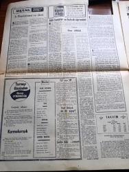 Babıalide Sabah Gazetesi - 21 Kasım 1969 - 10 Günlük Rusya Gezisini Bitiren Cevdet Sunay Dönüyor - Astronotlar Dün AY'dan Ayrıldı - Çarşamba Günü İki Dünyalıyı Aya İndiren Çirkin Makine İntrepid Bilim Adına Feda Edilmiştir - Milli Eğitim Bakanı Orhan Oğuz Sokak Hareketlerinde Karşıyım - Yüksek İslam Enstitülerinin 10. Kuruluş Yıldönümü Törenle Kutlandı - Konya Bağımsız Milletvekili Necmettin Erbakan Gazetecilerle Görüşecek -  TKP Veya TİP - Turnayı Gözünden Yazan Günyar Otmanbölük - Japon Başbakanına Yapılan Gösteriler Komünist Koreliler Tehlikesini Çıkardı - Bücür Ve Uçan Halısı Karikatür - Selçuk Sultan'ı Geliyor Yazan S. Asaf Önen Yazı Dizisi - Peygamberimizin Seçtiği Ve Sevdiği Dört Büyük Halife Yazan İhsan Uzungüngör Yazı Dizisi - 11 Ayın Sultanı Ramazan Köşesi - Kıblenin Kudüs'ten Kabe'ye Çevrilmesi - Kadın Çocuk Ve Ev Köşesi - Kadın Budu Köfte Tarifi - 200 Bin Kişilik Maracana Stadında Oynanan Maçta Pele Bininci Golünü Attı - Hadiseli Beşiktaş Altay Maçı Tepki İle Karşılandı -