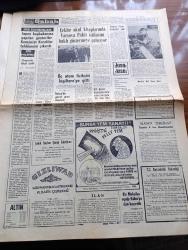Babıalide Sabah Gazetesi - 21 Kasım 1969 - 10 Günlük Rusya Gezisini Bitiren Cevdet Sunay Dönüyor - Astronotlar Dün AY'dan Ayrıldı - Çarşamba Günü İki Dünyalıyı Aya İndiren Çirkin Makine İntrepid Bilim Adına Feda Edilmiştir - Milli Eğitim Bakanı Orhan Oğuz Sokak Hareketlerinde Karşıyım - Yüksek İslam Enstitülerinin 10. Kuruluş Yıldönümü Törenle Kutlandı - Konya Bağımsız Milletvekili Necmettin Erbakan Gazetecilerle Görüşecek -  TKP Veya TİP - Turnayı Gözünden Yazan Günyar Otmanbölük - Japon Başbakanına Yapılan Gösteriler Komünist Koreliler Tehlikesini Çıkardı - Bücür Ve Uçan Halısı Karikatür - Selçuk Sultan'ı Geliyor Yazan S. Asaf Önen Yazı Dizisi - Peygamberimizin Seçtiği Ve Sevdiği Dört Büyük Halife Yazan İhsan Uzungüngör Yazı Dizisi - 11 Ayın Sultanı Ramazan Köşesi - Kıblenin Kudüs'ten Kabe'ye Çevrilmesi - Kadın Çocuk Ve Ev Köşesi - Kadın Budu Köfte Tarifi - 200 Bin Kişilik Maracana Stadında Oynanan Maçta Pele Bininci Golünü Attı - Hadiseli Beşiktaş Altay Maçı Tepki İle Karşılandı -