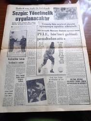 Babıalide Sabah Gazetesi - 21 Kasım 1969 - 10 Günlük Rusya Gezisini Bitiren Cevdet Sunay Dönüyor - Astronotlar Dün AY'dan Ayrıldı - Çarşamba Günü İki Dünyalıyı Aya İndiren Çirkin Makine İntrepid Bilim Adına Feda Edilmiştir - Milli Eğitim Bakanı Orhan Oğuz Sokak Hareketlerinde Karşıyım - Yüksek İslam Enstitülerinin 10. Kuruluş Yıldönümü Törenle Kutlandı - Konya Bağımsız Milletvekili Necmettin Erbakan Gazetecilerle Görüşecek -  TKP Veya TİP - Turnayı Gözünden Yazan Günyar Otmanbölük - Japon Başbakanına Yapılan Gösteriler Komünist Koreliler Tehlikesini Çıkardı - Bücür Ve Uçan Halısı Karikatür - Selçuk Sultan'ı Geliyor Yazan S. Asaf Önen Yazı Dizisi - Peygamberimizin Seçtiği Ve Sevdiği Dört Büyük Halife Yazan İhsan Uzungüngör Yazı Dizisi - 11 Ayın Sultanı Ramazan Köşesi - Kıblenin Kudüs'ten Kabe'ye Çevrilmesi - Kadın Çocuk Ve Ev Köşesi - Kadın Budu Köfte Tarifi - 200 Bin Kişilik Maracana Stadında Oynanan Maçta Pele Bininci Golünü Attı - Hadiseli Beşiktaş Altay Maçı Tepki İle Karşılandı -