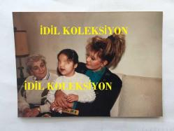 EMEL SAYIN'IN ORİJİNAL 3'LÜ FOTOĞRAF SETİ, 12 x 9  cm EBADINDA - EMEL SAYIN, DOĞUŞTAN GÖZLERİ OLMAYAN KÜÇÜK BİR KIZ ÇOCUĞUNU EVİNDE ZİYARET EDERKEN ÇEKİLMİŞ 3 FARKLI KARE