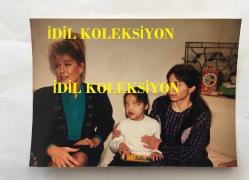 EMEL SAYIN'IN ORİJİNAL 3'LÜ FOTOĞRAF SETİ, 12 x 9  cm EBADINDA - EMEL SAYIN, DOĞUŞTAN GÖZLERİ OLMAYAN KÜÇÜK BİR KIZ ÇOCUĞUNU EVİNDE ZİYARET EDERKEN ÇEKİLMİŞ 3 FARKLI KARE