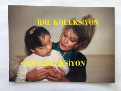 EMEL SAYIN'IN ORİJİNAL 3'LÜ FOTOĞRAF SETİ, 12 x 9  cm EBADINDA - EMEL SAYIN, DOĞUŞTAN GÖZLERİ OLMAYAN KÜÇÜK BİR KIZ ÇOCUĞUNU EVİNDE ZİYARET EDERKEN ÇEKİLMİŞ 3 FARKLI KARE