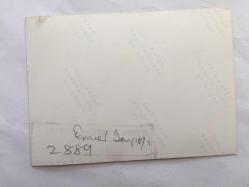 EMEL SAYIN'IN ORİJİNAL 3'LÜ FOTOĞRAF SETİ, 12 x 9  cm EBADINDA - EMEL SAYIN, DOĞUŞTAN GÖZLERİ OLMAYAN KÜÇÜK BİR KIZ ÇOCUĞUNU EVİNDE ZİYARET EDERKEN ÇEKİLMİŞ 3 FARKLI KARE