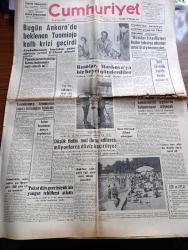 Cumhuriyet Gazetesi - 17 Ağustos 1964 - Bugün Beklenen Birleşmiş Milletler Arabulucusu Tuomioja Kalp Krizi Geçirdi - Rumlar Moskova'ya Bir Heyet Gönderdiler - Erenköylü Türk Mücahidi Sadrettin Kemal Anlatıyor Rumlar İstedikleri Kadar Takviye Alsınlar Artık Bizi Yenemezler - Adalet Partisi Kıbrıs Konusunda Hükümetin İzahatta Bulunmasını İsteyecek - Yüzlerce Hacı Adayı Dün Meryem Ana'yı Ziyaret Etti - Good Year İşçileri Grevle İlgili Olarak Sessiz Yürüyüş Yapacaklar - Yaşar Kemal'in Eseri İnce Memed Filme Alınıyor - Bay Oscar Karikatür - Profesör Nimbüs'ün Maceraları Çizgi Roman - Bağımsız Kıbrıs Devleti Mi Yazan İlhan Selçuk Köşe Yazısı - El Yazısını Okuyarak Daktilo Eden Elektronik Alet - Ses Taklit Eden Makine Yapıldı - Venedik Film Festivali'nin Şeref Misafiri Susuz Yaz'dan Bir Sahne Fotoğraf - Kürek Milli Takımımız İsrail'i Mağlup Etmeyi Başardılar - İzmir Ve Ankara'da Spor Toto Maçları - Kalecisiz Karşıyaka Altay'a 5 0 Yenildi - Galatasaray 3 Feriköy 2-Şöhretli Raketler İstanbul'da