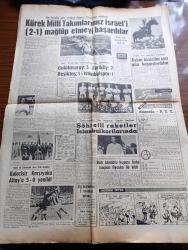 Cumhuriyet Gazetesi - 17 Ağustos 1964 - Bugün Beklenen Birleşmiş Milletler Arabulucusu Tuomioja Kalp Krizi Geçirdi - Rumlar Moskova'ya Bir Heyet Gönderdiler - Erenköylü Türk Mücahidi Sadrettin Kemal Anlatıyor Rumlar İstedikleri Kadar Takviye Alsınlar Artık Bizi Yenemezler - Adalet Partisi Kıbrıs Konusunda Hükümetin İzahatta Bulunmasını İsteyecek - Yüzlerce Hacı Adayı Dün Meryem Ana'yı Ziyaret Etti - Good Year İşçileri Grevle İlgili Olarak Sessiz Yürüyüş Yapacaklar - Yaşar Kemal'in Eseri İnce Memed Filme Alınıyor - Bay Oscar Karikatür - Profesör Nimbüs'ün Maceraları Çizgi Roman - Bağımsız Kıbrıs Devleti Mi Yazan İlhan Selçuk Köşe Yazısı - El Yazısını Okuyarak Daktilo Eden Elektronik Alet - Ses Taklit Eden Makine Yapıldı - Venedik Film Festivali'nin Şeref Misafiri Susuz Yaz'dan Bir Sahne Fotoğraf - Kürek Milli Takımımız İsrail'i Mağlup Etmeyi Başardılar - İzmir Ve Ankara'da Spor Toto Maçları - Kalecisiz Karşıyaka Altay'a 5 0 Yenildi - Galatasaray 3 Feriköy 2-Şöhretli Raketler İstanbul'da