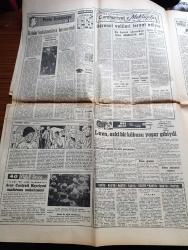 Cumhuriyet Gazetesi - 11 Eylül 1964 - Adalet Partisinde Başkanlık Meselesi Yazan Ecvet Güresin Köşe Yazısı - Abluka Yüzünden Kıbrıslı Türkleri Düştükleri Güç Durumdan Kurtarmak İçin Erenköy'e İhtiyaç Maddesi Çıkaracağız - Dışişleri Bakanı Feridun Cemal Erkin İttifakları Gözden Geçirme Konusunda Dikkatli Olmak Lazım Dedi - Kıbrıs'ta Türkler Arasında Gıdasızlıktan Salgın Hastalık Başgösterdi - Adalet Partisi Milletvekili Mahmut Rıza Bertan Bir Kazada Vefat Etti - Bir Acı Şarkı Yazan Cronin Yazı Dizisi - Bay Oscar Karikatür - İngiliz Sovyet Kredi Anlaşması Amerikada İyi Karşılanmadı - Paris'in Kralı Çizgi Roman - Perde Aralığından Yazan Nadir Nadi Köşe Yazısı - 200 Dolarla 40 Gün Avrupa Derleyen Haluk Durukal Yazı Dizisi - Rize Çayı - İşgalden Kurtuluşa İzmir'in Kanlı Günleri Yazan Doktor Şükrü Pamirtan Yazı Dizisi - Başkan Ulvi Yenal Galatasaray'ın Magdeburg'la Rövanş Maçı İçin Temkinli Konuştu - Panathinaikos AEK İdarecileri Politika İle Uğraşmıyoruz - Fenerbahçe Gençlerbirliği Maçı