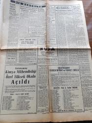 Cumhuriyet Gazetesi - 18 Eylül 1964 - Güvenlik Konseyi Kıbrıs İhtilafını Görüşmeye Devam Etti - İçişleri Bakanı Orhan Öztrak Yunan Uyrukluların İkamet Süresi Uzatılamaz Ve Uzatılmayacaktır Dedi - Makarios Yunan Kralının Düğününe Siyaset Karıştırdı - Toprak Reformu Tasarısı Bu Hafta Bakanlar Kurulunda Görüşülecek - Azapkapı'da Yarım Yonca Şeklinde Geçit Yapılıyor - Adalet Bakanı Sedat Çumralı Siyasi Af Yok Ama Hasta Mahkumlar Bırakılabilir - Gözlük Ve Çizme Yazan İlhan Selçuk Köşe Yazısı - Bir Acı Şarkı Yazan Cronin Yazı Dizisi - Fidel Castro Batırılan İspanyol Gemisinin Sorumluluğunu Amerika'ya Yüklüyor - Bay Oscar Karikatür - Profesör Nimbüs'ün Maceraları Çizgi Roman  - Perde Aralığından Yazan Nadir Nadi Yazı Dizisi -  Balkan Melodileri Festivali - Türk Solisti Tülay German Fotoğraf- Hollanda'daki Maçtan Sonra Fenerbahçeliler Tartaklandı - Fenerbahçe Kulüp Başkanı İsmet Uluğ Maç Tekrarlanacak Dedi - Galatasaray Aufbau'yu Kupadan Silemedi 1 1 - Avrupa Şampiyon Kulüpler Kupa Galipleri