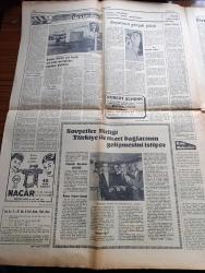 Cumhuriyet Gazetesi - 18 Eylül 1964 - Güvenlik Konseyi Kıbrıs İhtilafını Görüşmeye Devam Etti - İçişleri Bakanı Orhan Öztrak Yunan Uyrukluların İkamet Süresi Uzatılamaz Ve Uzatılmayacaktır Dedi - Makarios Yunan Kralının Düğününe Siyaset Karıştırdı - Toprak Reformu Tasarısı Bu Hafta Bakanlar Kurulunda Görüşülecek - Azapkapı'da Yarım Yonca Şeklinde Geçit Yapılıyor - Adalet Bakanı Sedat Çumralı Siyasi Af Yok Ama Hasta Mahkumlar Bırakılabilir - Gözlük Ve Çizme Yazan İlhan Selçuk Köşe Yazısı - Bir Acı Şarkı Yazan Cronin Yazı Dizisi - Fidel Castro Batırılan İspanyol Gemisinin Sorumluluğunu Amerika'ya Yüklüyor - Bay Oscar Karikatür - Profesör Nimbüs'ün Maceraları Çizgi Roman  - Perde Aralığından Yazan Nadir Nadi Yazı Dizisi -  Balkan Melodileri Festivali - Türk Solisti Tülay German Fotoğraf- Hollanda'daki Maçtan Sonra Fenerbahçeliler Tartaklandı - Fenerbahçe Kulüp Başkanı İsmet Uluğ Maç Tekrarlanacak Dedi - Galatasaray Aufbau'yu Kupadan Silemedi 1 1 - Avrupa Şampiyon Kulüpler Kupa Galipleri