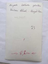 NERİMAN KÖKSAL'IN ORİJİNAL FOTOĞRAFI, 18 x 12 cm EBADINDA - NERİMAN KÖKSAL ve NEVZAT PESEN KOL KOLA OTURUP NEŞE İÇİNDE SOHBET EDERLERKEN ÇEKİLMİŞ ÖZEL BİR KARE