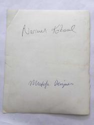 NERİMAN KÖKSAL'IN ORİJİNAL FOTOĞRAFI, 18 x 15 cm EBADINDA - NERİMAN KÖKSAL SEVDİKLERİYLE YEMEK MASASINDA KONUŞURKEN ÇEKİLMİŞ BİR KARE, 1960'LARIN GİYİM TARZI İLE