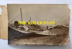 ANLTAYA FOTOĞRAFI, ORİJİNAL, 18 x12 cm EBADINDA - ŞİDDETLİ FIRTINANIN EGE ve AKDENİZ BÖLGESİNE HASAR VERDİĞİ ZAMAN ANTALYA'DA ZARAR GÖRMÜŞ BİR GEMİNİN FOTOĞRAFI, 1970'LER YA DA 1980'LERDEN