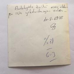 ANLTAYA FOTOĞRAFI, ORİJİNAL, 12 x 12 cm EBADINDA - ANTALYA'DA TARİHİ ESER OLDUĞU İÇİN YIKILMAYAN EVLER,  ANTALYA TARİHİ EVLERİNİN 10 AĞUSTOS 1978 TARİHLİ FOTOĞRAFI