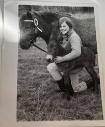 Annesi ve yavru atın aralarına girip sarılarak poz veren küçük çocuk fotoğrafı.ORJİNAL SİYAH & BEYAZ 17x11cm EBADINDA - 1940'LAR, 1950'LER, 1960'LAR ve 1970'LER