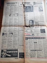 Cumhuriyet Gazetesi - 25 Aralık 1965 - Gönül Yazar'ın Halime Şarkısı Müstehcen Olduğu Sebebiyle Mahkemede Dinlendi Fotoğraf - 1966 Yılı Adana'da Köy Yılı İlan Edildi - 100 İlkokul Öğrencisi Sessiz Yürüyüş Yaptı - Norveç'le Yeni Bir Kredi Anlaşması İmzalandı - İzmir Belediye Mensuplarına Su Elektrik Havagazı İçin %50 İndirim - Cumhuriyete Mektuplar Köşesi - Değerli Sanatçı Gazanfer Özcan Ameliyat Oldu - Haftanın Şakaları Yazan Burhan Felek - Haftanın Filmleri Yazan Ural Birand - 40 Yıl Önce Cüzzamın Tedavisi - Doktor Hulusi Behçet Bey - İstanbul'da Sinemalar Tiyatrolar Programı - İpana - Güney Vietnam'da Namlular Sustu - Şam'daki Mücadelede Jön Türkler Yenildi Bitar Başbakan Oldu - Türkiye İş Bankası - Güz Şarkısı Yazan Peride Celal Yazı Dizisi - Zengin Olunca Yazan Joan Fleming Yazı Dizisi - James Bond Çizgi Roman - Malkoçoğlu Konu Ve Resim Ayhan Başoğlu