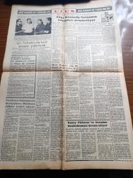 Ulus Gazetesi - 30 Ocak 1967 - Genel Sekreterin Gezisi Yazan Cihad Baban Köşe Yazısı - Yassıada Hikayeleri Yazan Salahattin Hakkı Esatoğlu Köşe Yazısı - Bülent Ecevit Hatay'da Kalabalığa Konuştu Fotoğraf - Bülent Ecevit Biz Politikamızda Teşkilatları Beraberiz - İsmet İnönü Üç Astronot'un Ölümünden Dolayı Üzüntüsünü Amerikan Büyükelçisine Bildirdi - Türkiye Din Görevlileri Birliği Kuruluyor - Karanlık Oda Yazan Hadley Chase Yazı Dizisi - Cezayir Türkiye'den Buzdolabı İstiyor - Can Pazarı Yazan Cemalettin Ünlü Yazı Dizisi - Başkan Kennedy'yi Kim Öldürdü Yazan Edward Jay Epstein Yazı Dizisi - Türkiye Basketbol Ligi'nde Galatasaray 56 Muhafızgücü 54 - Türkiye İşçi Partisi Bir Bildiri İle Orgeneral Cemal Tural'a Çattı - Ağır Siklet Boks Şampiyonu Cassius Clay Terrell'i Yenerse Patterson İle Karşılaşacak - Apollo 1 Ay Gemisinin Yanık Enkazında İncelemeleri Başlanmıştır - Çin Türkistan'ında Kanlı Savaşlar Şiddetlendi - Amerikalı Ermeniler Türkiye İle Uğraşmaktan Vazgeçmiyorlar
