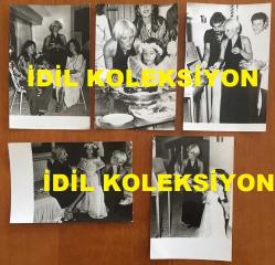 Efemera - GÖNÜL YAZAR'IN KIZI YASEMİN SİMAVİ'NİN DOĞUM GÜNÜNDEN ORİJİNAL 5'Lİ FOTOĞRAF SETİ - 18 x 12 cm EBADINDA - SİYAH & BEYAZ - GÖNÜL YAZAR'IN KIZI YASEMİN SİMAVİ'NİN 1970'LERDEKİ BİR DOĞUM GÜNÜNDE EVLERİNE DAVET ETTİKLERİ SEYYAL TANER ve BAHAR ERDENİZ'İN DE YER ALDIĞI KONUKLARLA DOĞUM GÜNÜ KUTLAMASI YAPARKEN ÇEKİLMİŞ 5 FARKLI HATIRA FOTOĞRAFI. GÖNÜL YAZAR KIZI YASEMİN'LE BARBEKÜDE KÖFTE PİŞİRİRKEN ve DOĞUM GÜNÜ PASTASINI ÜFLERKEN ve GÖNÜL YAZAR'IN SEYYAL TANER ve BAHAR ERDENİZ'LE İÇKİ İÇERKEN ÇEKTİRDİĞİ ÇOK ÖZEL BİR KARE, DÖNEMİNE AİT ORİJİNAL BASIM FOTOĞRAFLAR, ÖZEL ARŞİV - kitantik - kitaLog