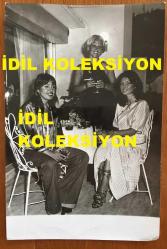 GÖNÜL YAZAR'IN KIZI YASEMİN SİMAVİ'NİN DOĞUM GÜNÜNDEN ORİJİNAL 5'Lİ FOTOĞRAF SETİ - 18 x 12 cm EBADINDA - SİYAH & BEYAZ - GÖNÜL YAZAR'IN KIZI YASEMİN SİMAVİ'NİN 1970'LERDEKİ BİR DOĞUM GÜNÜNDE EVLERİNE DAVET ETTİKLERİ SEYYAL TANER ve BAHAR ERDENİZ'İN DE YER ALDIĞI KONUKLARLA DOĞUM GÜNÜ KUTLAMASI YAPARKEN ÇEKİLMİŞ 5 FARKLI HATIRA FOTOĞRAFI. GÖNÜL YAZAR KIZI YASEMİN'LE BARBEKÜDE KÖFTE PİŞİRİRKEN ve DOĞUM GÜNÜ PASTASINI ÜFLERKEN ve GÖNÜL YAZAR'IN SEYYAL TANER ve BAHAR ERDENİZ'LE İÇKİ İÇERKEN ÇEKTİRDİĞİ ÇOK ÖZEL BİR KARE, DÖNEMİNE AİT ORİJİNAL BASIM FOTOĞRAFLAR, ÖZEL ARŞİV