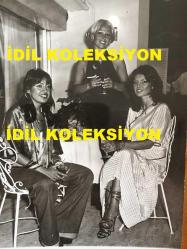 GÖNÜL YAZAR'IN KIZI YASEMİN SİMAVİ'NİN DOĞUM GÜNÜNDEN ORİJİNAL 5'Lİ FOTOĞRAF SETİ - 18 x 12 cm EBADINDA - SİYAH & BEYAZ - GÖNÜL YAZAR'IN KIZI YASEMİN SİMAVİ'NİN 1970'LERDEKİ BİR DOĞUM GÜNÜNDE EVLERİNE DAVET ETTİKLERİ SEYYAL TANER ve BAHAR ERDENİZ'İN DE YER ALDIĞI KONUKLARLA DOĞUM GÜNÜ KUTLAMASI YAPARKEN ÇEKİLMİŞ 5 FARKLI HATIRA FOTOĞRAFI. GÖNÜL YAZAR KIZI YASEMİN'LE BARBEKÜDE KÖFTE PİŞİRİRKEN ve DOĞUM GÜNÜ PASTASINI ÜFLERKEN ve GÖNÜL YAZAR'IN SEYYAL TANER ve BAHAR ERDENİZ'LE İÇKİ İÇERKEN ÇEKTİRDİĞİ ÇOK ÖZEL BİR KARE, DÖNEMİNE AİT ORİJİNAL BASIM FOTOĞRAFLAR, ÖZEL ARŞİV