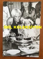 GÖNÜL YAZAR'IN KIZI YASEMİN SİMAVİ'NİN DOĞUM GÜNÜNDEN ORİJİNAL 5'Lİ FOTOĞRAF SETİ - 18 x 12 cm EBADINDA - SİYAH & BEYAZ - GÖNÜL YAZAR'IN KIZI YASEMİN SİMAVİ'NİN 1970'LERDEKİ BİR DOĞUM GÜNÜNDE EVLERİNE DAVET ETTİKLERİ SEYYAL TANER ve BAHAR ERDENİZ'İN DE YER ALDIĞI KONUKLARLA DOĞUM GÜNÜ KUTLAMASI YAPARKEN ÇEKİLMİŞ 5 FARKLI HATIRA FOTOĞRAFI. GÖNÜL YAZAR KIZI YASEMİN'LE BARBEKÜDE KÖFTE PİŞİRİRKEN ve DOĞUM GÜNÜ PASTASINI ÜFLERKEN ve GÖNÜL YAZAR'IN SEYYAL TANER ve BAHAR ERDENİZ'LE İÇKİ İÇERKEN ÇEKTİRDİĞİ ÇOK ÖZEL BİR KARE, DÖNEMİNE AİT ORİJİNAL BASIM FOTOĞRAFLAR, ÖZEL ARŞİV