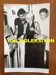 GÖNÜL YAZAR'IN KIZI YASEMİN SİMAVİ'NİN DOĞUM GÜNÜNDEN ORİJİNAL 5'Lİ FOTOĞRAF SETİ - 18 x 12 cm EBADINDA - SİYAH & BEYAZ - GÖNÜL YAZAR'IN KIZI YASEMİN SİMAVİ'NİN 1970'LERDEKİ BİR DOĞUM GÜNÜNDE EVLERİNE DAVET ETTİKLERİ SEYYAL TANER ve BAHAR ERDENİZ'İN DE YER ALDIĞI KONUKLARLA DOĞUM GÜNÜ KUTLAMASI YAPARKEN ÇEKİLMİŞ 5 FARKLI HATIRA FOTOĞRAFI. GÖNÜL YAZAR KIZI YASEMİN'LE BARBEKÜDE KÖFTE PİŞİRİRKEN ve DOĞUM GÜNÜ PASTASINI ÜFLERKEN ve GÖNÜL YAZAR'IN SEYYAL TANER ve BAHAR ERDENİZ'LE İÇKİ İÇERKEN ÇEKTİRDİĞİ ÇOK ÖZEL BİR KARE, DÖNEMİNE AİT ORİJİNAL BASIM FOTOĞRAFLAR, ÖZEL ARŞİV