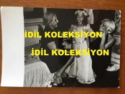 GÖNÜL YAZAR'IN KIZI YASEMİN SİMAVİ'NİN DOĞUM GÜNÜNDEN ORİJİNAL 5'Lİ FOTOĞRAF SETİ - 18 x 12 cm EBADINDA - SİYAH & BEYAZ - GÖNÜL YAZAR'IN KIZI YASEMİN SİMAVİ'NİN 1970'LERDEKİ BİR DOĞUM GÜNÜNDE EVLERİNE DAVET ETTİKLERİ SEYYAL TANER ve BAHAR ERDENİZ'İN DE YER ALDIĞI KONUKLARLA DOĞUM GÜNÜ KUTLAMASI YAPARKEN ÇEKİLMİŞ 5 FARKLI HATIRA FOTOĞRAFI. GÖNÜL YAZAR KIZI YASEMİN'LE BARBEKÜDE KÖFTE PİŞİRİRKEN ve DOĞUM GÜNÜ PASTASINI ÜFLERKEN ve GÖNÜL YAZAR'IN SEYYAL TANER ve BAHAR ERDENİZ'LE İÇKİ İÇERKEN ÇEKTİRDİĞİ ÇOK ÖZEL BİR KARE, DÖNEMİNE AİT ORİJİNAL BASIM FOTOĞRAFLAR, ÖZEL ARŞİV