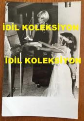 GÖNÜL YAZAR'IN KIZI YASEMİN SİMAVİ'NİN DOĞUM GÜNÜNDEN ORİJİNAL 5'Lİ FOTOĞRAF SETİ - 18 x 12 cm EBADINDA - SİYAH & BEYAZ - GÖNÜL YAZAR'IN KIZI YASEMİN SİMAVİ'NİN 1970'LERDEKİ BİR DOĞUM GÜNÜNDE EVLERİNE DAVET ETTİKLERİ SEYYAL TANER ve BAHAR ERDENİZ'İN DE YER ALDIĞI KONUKLARLA DOĞUM GÜNÜ KUTLAMASI YAPARKEN ÇEKİLMİŞ 5 FARKLI HATIRA FOTOĞRAFI. GÖNÜL YAZAR KIZI YASEMİN'LE BARBEKÜDE KÖFTE PİŞİRİRKEN ve DOĞUM GÜNÜ PASTASINI ÜFLERKEN ve GÖNÜL YAZAR'IN SEYYAL TANER ve BAHAR ERDENİZ'LE İÇKİ İÇERKEN ÇEKTİRDİĞİ ÇOK ÖZEL BİR KARE, DÖNEMİNE AİT ORİJİNAL BASIM FOTOĞRAFLAR, ÖZEL ARŞİV
