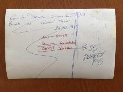 NİL BURAK, GÖNÜL YAZAR ve SEMRA SÜREN'İN ORİJİNAL FOTOĞRAFI - 18 x 12 cm EBADINDA - SİYAH & BEYAZ - NİL BURAK, GÖNÜL YAZAR ve SEMRA SÜREN'İN AYNI MASADA YER ALDIKLARI ANLARDAN BİR KARE, 25 EKİM 1984