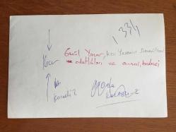 GÖNÜL YAZAR'IN ORİJİNAL FOTOĞRAFI - 18 x 12 cm EBADINDA - SİYAH & BEYAZ - GÖNÜL YAZAR, KIZI YASEMİN SİMAVİ, ANNESİ, BABASI ve EVLATLIKLARIYLA EV ORTAMINDA ÇEKİLMİŞ BİR HATIRA FOTOĞRAFI