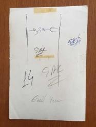 GÖNÜL YAZAR'IN ORİJİNAL FOTOĞRAFI - 18 x 12 cm EBADINDA - SİYAH & BEYAZ - GÖNÜL YAZAR GRİ RENK TONLARINDAKİ ŞIK MİNİ ELBİSESİYLE EVİNDE ÇİÇEKLERİN ÖNÜNE OTURUP GÜLÜMSEYEREK POZ VERİRKEN ÇEKİLMİŞ GÜZEL BİR FOTOĞRAF