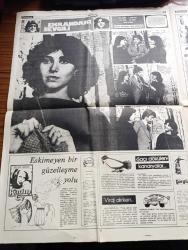 Tercüman İnci Ekran Gazetesi - 19 Aralık 1977 - Zeki Müren Yılbaşı Gecesi 7 Şarkı İle Sevgili TV Seyircilerine Kavuşacağım Fotoğraf - Bülent Eserden Az Bir Programla Asla TV'ye Çıkmam Diyor Fotoğraf -  Atatürk'ü Tv'de Ahmetli Mekin Canlandıracak Fotoğraf - Gazino Neonlarında Süren Rekabet Tv'de Devam Ediyor - İstanbul TV'sine Bir Oto Hırsızı Musallat Oldu - Arabası Çalınma Rekoru Meral Savcı'da - İstanbul TV Müdürü Atalay Akçalı - Ekrandaki Sevgili Foto Roman Oynayanlar Günay Armen Baki Tamer Yönetmen Arif Keskiner Çekim Meftun Olgaç - Kadın Ev Yazan Belma Aksun - Aşçınız Diyor Ki İzmarit Tavası - Saçı Dökülen Kanaryalar - Hayri'nin Melekleri Yazan Ve Çizen Suavi Süalp - Nevrozil Kazım İçen 100 Kişi Ispanak Gibi Oldu - Tele Makara Makaracı Suavi Süalp - Evlenmek İstiyorum - Yanlış Adım Yazan Ve Çizen Erol Denli - Tarihi Macera Romanı Şeytan Kuyusu Yazı Dizisi - Tefeciler Dizisinin Alex Vandervoort'u Kirk Douglas'ın Yuvası Sallantıda Fotoğraf - Joan Collins Gözden Düştü Fotoğraf