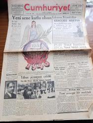 Cumhuriyet Gazetesi - 1 İkincikanun ( Ocak) 1941 -  Yeni Sene Kutlu Olsun - Kahraman Mehmetçikten Gençliğe Mektup - Bir Harb Yılından Diğer Bir Harp Yılına Yazanlar Yunus Nadi Köşe Yazısı - Bugün Merhum Maarif Vekili Necati'nin 12. Yıldönümüdür - Yılbaşı Piyangosu Çekildi - Roosevelt'in Hitabesi Her Yerde Sevinçle Karşılandı - Berlin Matbuatı Sükut Ediyor - Küçük Hikasy Bir Yılbaşı Hikayesi Yazan Hamdi Varoğlu - 1941 Yılına Girerken Hava Harblerine Bakış Yazan M.S. - Kızıl Vazo Yazan Peride Celal Yazı Dizisi - Durak Yerleri Yazan Burhan Felek Köşe Yazısı - Ömer Rıza Doğrul Köşe Yazısı - Merhametten Maraz Yazan Stefan Zweig Yazı Dizisi - Çemberlitaş Sinemasında Okyanus Bekçileri - Saray Sinemasında Günahkarlar - Alkazar Sineması - Kars Yeni Vali Muavini Raşid Demirtaş Fotoğraf - Türkiye Köylü İşçi Elbiseleri Toptan Satış Yeri - Marvin Fabrikası - Doktor Operatör Rahime Batu - Londra'nın Bombardımanı