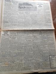 Cumhuriyet Gazetesi - 18 Nisan 1941 - Akdeniz Muharebeleri Yazan Yunus Nadi Köşe Yazısı - Amerikan Tersanelerinde İlk Olarak Tamir Edilen İngiliz Harb Gemilerinden Malaya Zırhlısı Fotoğraf - Garb Çölü Sınırında Alman Tazyiki Gittikçe Kırılıyor - Milli Şef İsmet İnönü'nün Tetkikleri - Amiral Darlan Ne Yapmak İstiyor - İngiliz Yunan Hattı Yarılmadı - Yugoslav Ordusu Teslim Oldu - Bir Japon Gazetesine Göre İran Sovyet Münasebatı Bozuluyormuş - Küçük Hikâye Hasret Şarkısı Yazan Mükerrem Kamil Su - Tramvayda Kadın Biletçiler İşe Başladı Fotoğraf - Tophanede Yeni Bir Yolcu Salonu - Yugoslavya Ana Kraliçesi Mari'nin Hazin Sözleri - Mevsimsiz Yağan Kar Meyveleri Harap Etti - Edebi Roman Bir Aşk Uçurumu Yazan Mahmud Yesari Yazı Dizisi - Burhan Felek Köşe Yazısı - İki Esir Yazan Lajos Zilahy Yazı Dizisi - İstanbul Lisesi'nin Spor Bayramı - Alemdar Davutpaşa Maçı Fenerbahçe Stadında - Fransız Tiyatrosunda Halk Sanatkarı Naşid Ve Yaban Gülleri - Turan Tiyatrosunda Yavrunun Gecesi Hamiyet Yüceses