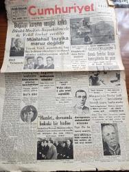 Cumhuriyet Gazetesi - 25 Birincikanun ( Aralık) 1941 - Winston Churchill Washington'da Yazan Yunus Nadi Köşe Yazısı - Buğday Koruma Vergisi Kalktı - Dünkü Mecliste Başvekilimiz Refik Saydam Ve Üç Vekil İzahat Verdiler - Şark Cephesinde Gördüklerim Yazan Emekli General H. Emir Erkilet Yazı Dizisi - Ticaret Vekili Mümtaz Ökmen - Ziraat Vekili Muhlis Erkmen - Maliye Vekili Fuad Ağralı - Japon Harb Tebliği Wake Adası 2 Gün Evvel Zaptedildi - Avrupa'nın Müstakbel Nizamı Papa Pie Bir Mesaj Neşretti - Hamlet Davasında Hukuki Bir Hadise- Şark Cephesinde Harekat Ruslar Külli Kuvvetlerini Harbe Sürdü - Türk Basınının 50. Yıldönümü - Yılbaşı Ve Bayram Şerefine Türkçe Sözlü Mihracenin Kızı El Hamra'da - Küçük Hikâye Kırlangıçlar Yazan Nuri Refik - Cumhuriyet'in Edebi Romanı Karanfilli Kadın Yazan Cronin Yazı Dizisi - Hong Kong'ta İngiliz Mukavemeti - Deva Ağrı Kesici - Bulmaca - Arkın Saatleri - Singer Saat Mağazaları - Borsa - Doktor İhsan Sami - Afrika'da Alman Kumandanı General Rommel Fotoğraf