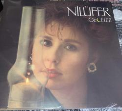 Nilüfer Bir Selam Yeter -- Geceler 2 LP PLAK SIFIR JELATİNLİ AMBALAJINDADIR Bazen Hayeller Kurarım Tek Başına Sensiz Yıllarda Yazık Sana  Boş Sokak Heryerde Kar Var  Boşvermişim Dünyaya Seni Beklerim Öptüğüm Yerde Ayrılanlar İçin  Yaşamak Ne Güzel İspanyol Meyhanesi O Sevgili Nerde Neden Sanki Neden Açıkmışım Sevgine Hadi Durma  Al Götür Beni Bir gün Darılıp Bir gün Barışma  Erkekler Ağlamaz  Ver Elini Bana Bir Mevsim Arıyorum Mavi Mavi