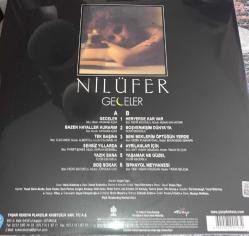 Nilüfer Bir Selam Yeter -- Geceler 2 LP PLAK SIFIR JELATİNLİ AMBALAJINDADIR Bazen Hayeller Kurarım Tek Başına Sensiz Yıllarda Yazık Sana  Boş Sokak Heryerde Kar Var  Boşvermişim Dünyaya Seni Beklerim Öptüğüm Yerde Ayrılanlar İçin  Yaşamak Ne Güzel İspanyol Meyhanesi O Sevgili Nerde Neden Sanki Neden Açıkmışım Sevgine Hadi Durma  Al Götür Beni Bir gün Darılıp Bir gün Barışma  Erkekler Ağlamaz  Ver Elini Bana Bir Mevsim Arıyorum Mavi Mavi