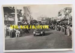 Antalya FOTOĞRAFI, ORİJİNAL 4'LÜ SET, 18 x12 cm EBADINDA - ANTALYA'DA 1970'LER YA DA 1980'LERDE RESMİ KUTLAMALAR SIRASINDAKİ GEÇİT TÖRENİ YAPILIRKEN ÇEKİLMİŞ 4 FARKLI FOTOĞRAF, ASKERİ BANDO ve CADDE KENARLARINDA İZLEYEN HALK
