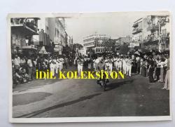 Antalya FOTOĞRAFI, ORİJİNAL 4'LÜ SET, 18 x12 cm EBADINDA - ANTALYA'DA 1970'LER YA DA 1980'LERDE RESMİ KUTLAMALAR SIRASINDAKİ GEÇİT TÖRENİ YAPILIRKEN ÇEKİLMİŞ 4 FARKLI FOTOĞRAF, ASKERİ BANDO ve CADDE KENARLARINDA İZLEYEN HALK