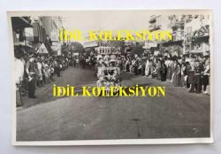 Antalya FOTOĞRAFI, ORİJİNAL 4'LÜ SET, 18 x12 cm EBADINDA - ANTALYA'DA 1970'LER YA DA 1980'LERDE RESMİ KUTLAMALAR SIRASINDAKİ GEÇİT TÖRENİ YAPILIRKEN ÇEKİLMİŞ 4 FARKLI FOTOĞRAF, ASKERİ BANDO ve CADDE KENARLARINDA İZLEYEN HALK