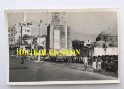 Antalya FOTOĞRAFI, ORİJİNAL 4'LÜ SET, 18 x12 cm EBADINDA - ANTALYA'DA 1970'LER YA DA 1980'LERDE RESMİ KUTLAMALAR SIRASINDAKİ GEÇİT TÖRENİ YAPILIRKEN ÇEKİLMİŞ 4 FARKLI FOTOĞRAF, ASKERİ BANDO ve CADDE KENARLARINDA İZLEYEN HALK