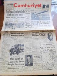 Cumhuriyet Gazetesi - 22 Mayıs 1943 - Meraka Değer Noktalar Yazan Nadir Nadi Köşe Yazısı - İngiliz Uçakları İtalya'da Da Büyük Bir Baraj Yıktılar - Millî Müdafaa İçin 120 Milyon Lira Fevkalade Tahsisat Verilecek - Şark Cephesinde Yaz Taarruzu - Japon Donanması Başkumandanı Amiral Yamamoto Öldü - İbrahim Sünuhi Arsan - Askeri Vaziyet Çin Japon Harbi Yazan Emekli General H. Emir Erkilet Yazı Dizisi -  Başvekil Şükrü Saracoğlu Tarafından Verilecek Ziyafet - Roosevelt'in Mesajı M. Davies Tarafından Staline Verildi - Suzan Güven'in İştirakiyle Büyük Saz Heyeti Yenikapı Sandıkburnunda - Profesör Schede Bugün Gidiyor - Tekerlek Raya Giriyor Yazan Feridun Osman Menteşoğlu - 9. Şarl'ın Kanlı Saltanatı Yazan Prosper Merimee Yazı Dizisi - Tissot Saat - Charlie Chan Mumyalar Müzesinde Bugün İpek Sinemasında - Blaupunkt 8 Lambalı Radyoları Gelmiştir - Bugünkü Radyo Programı - Borsa - Petrol Nizam Saç Bakımı Güzelliğin Birinci Şartıdır - Açık Arttırma İle Satış - Kavaklıdere Şarapları