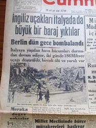 Cumhuriyet Gazetesi - 22 Mayıs 1943 - Meraka Değer Noktalar Yazan Nadir Nadi Köşe Yazısı - İngiliz Uçakları İtalya'da Da Büyük Bir Baraj Yıktılar - Millî Müdafaa İçin 120 Milyon Lira Fevkalade Tahsisat Verilecek - Şark Cephesinde Yaz Taarruzu - Japon Donanması Başkumandanı Amiral Yamamoto Öldü - İbrahim Sünuhi Arsan - Askeri Vaziyet Çin Japon Harbi Yazan Emekli General H. Emir Erkilet Yazı Dizisi -  Başvekil Şükrü Saracoğlu Tarafından Verilecek Ziyafet - Roosevelt'in Mesajı M. Davies Tarafından Staline Verildi - Suzan Güven'in İştirakiyle Büyük Saz Heyeti Yenikapı Sandıkburnunda - Profesör Schede Bugün Gidiyor - Tekerlek Raya Giriyor Yazan Feridun Osman Menteşoğlu - 9. Şarl'ın Kanlı Saltanatı Yazan Prosper Merimee Yazı Dizisi - Tissot Saat - Charlie Chan Mumyalar Müzesinde Bugün İpek Sinemasında - Blaupunkt 8 Lambalı Radyoları Gelmiştir - Bugünkü Radyo Programı - Borsa - Petrol Nizam Saç Bakımı Güzelliğin Birinci Şartıdır - Açık Arttırma İle Satış - Kavaklıdere Şarapları