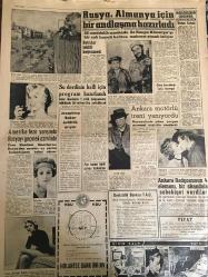 YENİ SABAH GAZETESİ 12 OCAK 1959 YIL :21 SAYI :7134--Öğretmen buhranı encümende tenkit edildi --CHP Kurultayı bugün toplanıyor ---İnfilak sahasında dün ceset bulunmadı --Balıkesir de Güçbirliğine  katılanlar  her gün artıyor --Çekmece yolundaki bir kaza da iki genç kız öldü --Silivri de hamile bir kadın ebenin ihmaline kurban gitti ---Şiddetli yağmur  Balıkesir de hasar yaptı ---Sual yağmuru :Siyavuşgil---Rusya ,Almanya için bir antlaşma hazırlandı --Su derdinin halli için program hazırlandı --Amerika feza yarışında Rusya yı geçmek azminde --Ankara motorlü treni yanıyordu ---Ankara Radyosunun 4 elemanı ,bir skandala sebebiyet verdiler ---Sinema : Dört sevdalı kız ,Toto korkusuz  milyoner ,---Bir karı koca metroda birbirlerini kaybettiler ---Galatasaray ,Beşiktaş ı 2-1 yendi --Vefa ile berabere kalan adalet  dördüncü oldu --Yeni futbol federasyonu  hafta sonu ilan edilecek ---Kıbrıs Türklerini kalkındırmak için tedbirler ---İngiliz hostesleri kısa etek  istemiyor ---