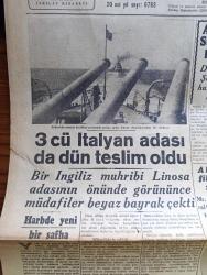 Cumhuriyet Gazetesi - 14 Haziran 1943 - Harbde Yeni Bir Safha Yazan Yunus Nadi Abalıoğlu Köşe Yazısı - 3. İtalyan Adası da Dün Teslim Oldu - Karşılıklı Hava Akınlarının İstikametlerini Gösterir Harita - Ankara Susporları Kulübü Dün Milli Şefimiz İsmet İnönü'nün Huzuru İle Açıldı - Büyük Sıhhat Meclisi Bugün Toplanıyor - Akdeniz Filosunun Zaferi - İngiltere Akdeniz Filosu Başkumandanı Amiral Cunningham - Eski Güreş Federasyonu Reisi Ahmed Fetgeri İsmine Tertib Edilen Güreş Müsabakaları Fotoğraf - Şark Cephesinde Almanlar Sovyet Müdafaasını Yokluyor - Bizde Tiyatro İdraki Yazan İ. Galip Arcan - Galatasaray Lisesi'nin Bayramı - Gary Cooper'in Son Kurşun İpek Sinemasında - 9. Şarl'ın Kanlı Saltanatı Yazan Prosper Merimee Yazı Dizisi - İstanbul İkinci Ağırceza Reisi Hasan Hasbi Gürpınar'ın Cenazesi Kaldırıldı - Bağdat'ta Birleşmiş Milletler Günü Kutlanacak - Bugünkü Radyo Programı - Bulmaca - Dermojen Yanık kremi -  Belsoğukluğu İçin Belsatimol Kullanınız - Doktor Emin Şükrü Kunt