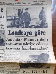 Cumhuriyet Gazetesi - 8 Temmuz 1943 - Şark Cephesinde Yazan Nadir Nadi Köşe Yazısı - Bielgorod Kesiminde Dün Sabahtan beri Büyük Bir Meydan Muharebesi Başladı - Milli Şef İsmet İnönü Dün Mecliste ki Dairelerinde Meşgul Oldular - Merhum Başvekil Dr. Refik Saydam'ı Geçen Sene Bugün Kaybetmiştik - Askeri Vaziyet Alman Taarruzu Hakkında Tahminler Yazan Emekli General H. Emir Erkilet Yazı Dizisi - Londra'ya Göre Japonlar Mançurideki Ordularını Takviye Ederek Taarruza Hazırlanmışlar - Tünel Kazasına Dair Yapılan Tahkikat - Martinique Adası Da Fransız Milli Komitesine İltihak Etti - Çin Mareşalı Çan Kay Şek Müttefiklerin Japonlara Karşı Derhal Taarruza Geçmelerini Talep Ediyor - Yeni Tifüs Vakaları - İstanbul Bira Fabrikasında Teftişler - Profesör Fahrettin Kerim Gökay'ın Konferansı - Zanzibar Yolu Lale Sinemasında - Her Akşam Maksim Bahçesinde Vur Patlasın Büyük Ve Muhteşem Revü - Kitaplar Arasında - 9. Şarl'ın Kanlı Saltanatı Yazan Prosper Merimee Yazı Dizisi - Hasan Traş Bıçağı